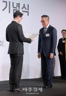 [포토] 대통령표창 수상받는 ​​​​​​​정태영 현대카드 부회장