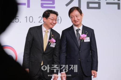 [포토] 대화 나누는 이억원·이찬진