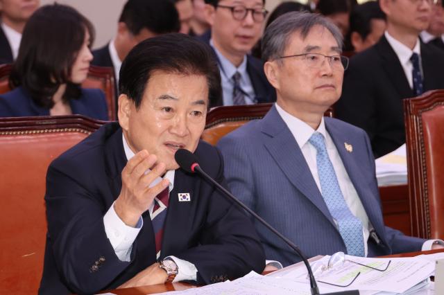 정동영 통일부 장관이 28일 서울 여의도 국회에서 열린 외교통일위원회의 종합감사에서 북미회담 가능성 등에 대한 위원 질의에 답하고 있다 사진연합뉴스