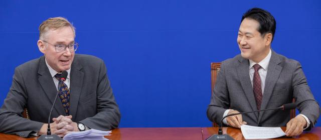 콜린 크룩스 주한영국대사가 장동혁 국민의힘 대표와 28일 오전 국회에서 만난 자리에서 발언하고 있다  사진연합뉴스