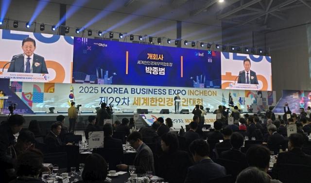 지난 27일 인천 송도컨벤시아에서 열린 제29차 세계한인경제인대회 개회식에서 박종범 세계한인경제무역협회월드옥타 회장이 개회사를 하고 있다 사진월드옥타