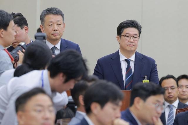 김병주 MBK파트너스 회장오른쪽과 김광일 홈플러스 대표이사가 14일 오후 서울 여의도 국회 정무위원회에서 열린 공정거래위원회 국정감사에 증인으로 출석해 의원 질의를 듣고 있다 20251014사진유대길 기자 dbeorlf123ajunewscom
