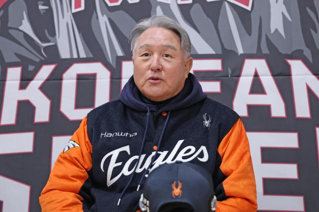 김경문 한화 이글스 감독이 26일 서울 잠실야구장에서 열리는 2025 프로야구 한국시리즈 1차전 한화 이글스 대 LG 트윈스의 경기를 앞두고 인터뷰를 하고 있다 사진연합뉴스