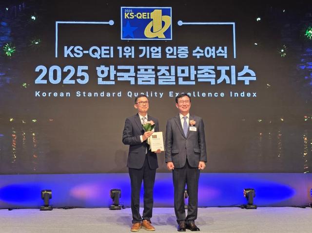 왼쪽부터 민경신 한국타이어앤테크놀로지 제조품질보증담당 한국표준협회 문동민 회장 시상식 기념 촬영 사진한국타이어