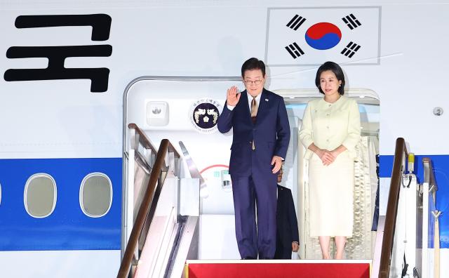 한-아세안 정상회의를 마친 이재명 대통령과 부인 김혜경 여사가 27일 경기 성남 서울공항에 도착해 공군1호기에서 인사하고 있다 사진연합뉴스