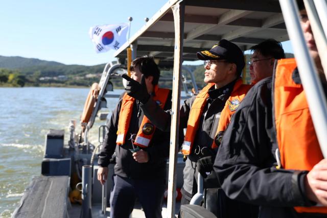 김성종 작전본부장가운데이 경주 보문호를 방문해 특수기동정에 직접 탑승하여 수상 구역을 순찰하고 있다 사진동해해경청