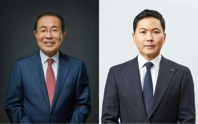 왼쪽부터 윤동한 한국콜마 회장 윤상현 콜마홀딩스 부회장 사진한국콜마·콜마홀딩스