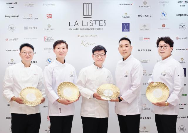 ‘라 리스트 2026 레스토랑 한국 시상식’에 참석한 서울신라호텔 셰프들 왼쪽부터 팔선 주홍삼 셰프 아리아께 정종술 셰프 라연 김성일 셰프 라연 차도영 셰프 콘티넨탈 김성현 셰프사진호텔신라