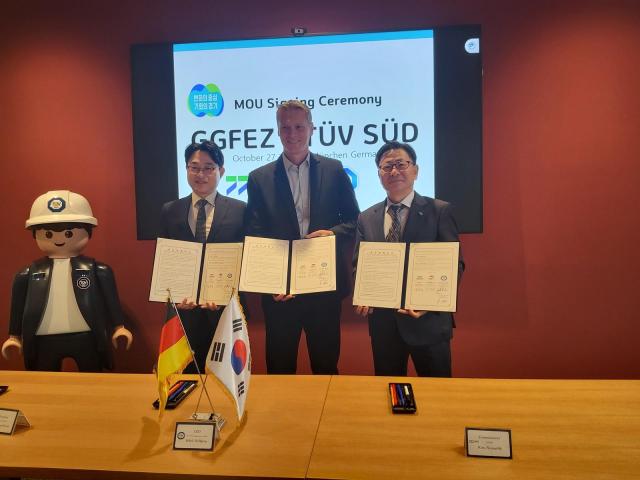 왼쪽부터서정욱  TUV SUD KOREA 대표  휘블 볼프강 독일 티유브이슈드 회장김능식 경기경제청장 사진경기도