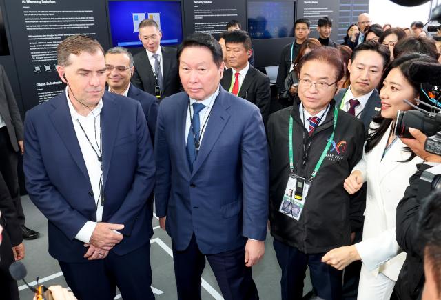 APEC K-테크 쇼케이스왼쪽부터 맷 가먼 AWS CEO 최태원 대한상의 회장 이철우 경북도지사 사진경상북도