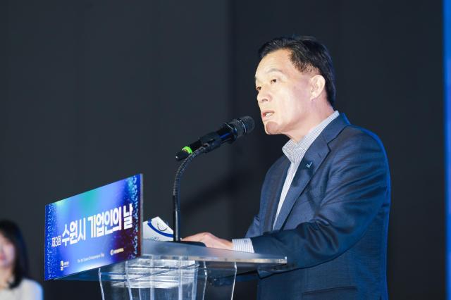 이재준 시장이 환영사를 하고 있다사진수원시