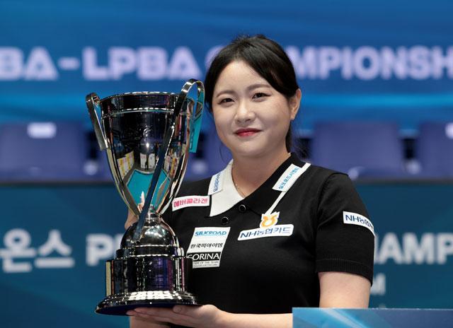 김민아NH농협카드가 27일 경기도 고양시 고양 킨텍스 PBA 스타디움에서 열린 프로당구 2025-26시즌 6차투어 휴온스 PBA-LPBA 챔피언십 LPBA 결승전에서 김상아를 꺾고 우승컵을 들었다 사진LPBA