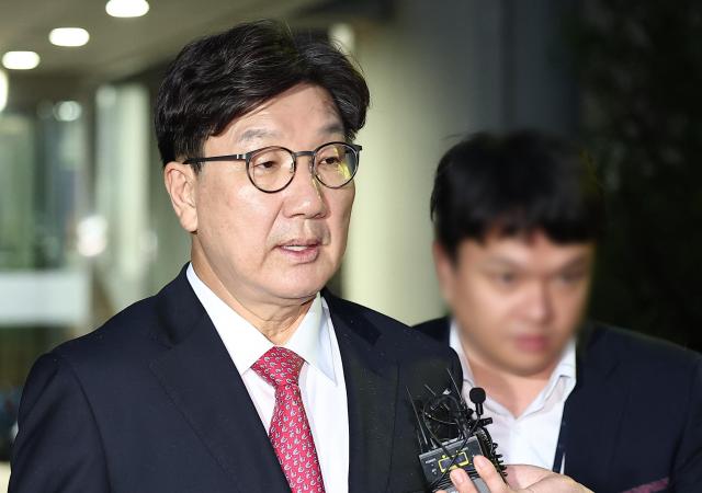 윤석열 정부와 통일교 간 정교 유착의 발단으로 지목된 국민의힘 권성동 의원이 16일 서울 서초구 서울중앙지법에서 열린 구속 전 피의자 심문영장실질심사을 마친 뒤 대기 장소인 서울구치소로 향하고 있다 사진연합뉴스