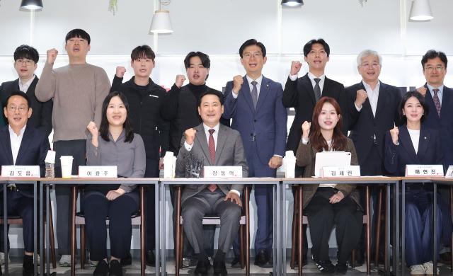 장동혁 국민의힘 대표가 28일 서울 마포구 서울청년센터에서 열린 청년과 함께하는 부동산 정책 간담회에서 참석자들과 함께 기념 촬영을 하고 있다 사진연합뉴스