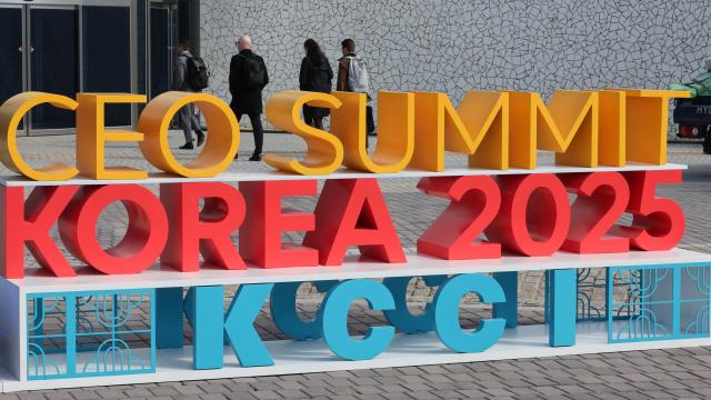 2025 경주 아시아태평양경제협력체APEC 최고경영자CEO 서밋 개최를 앞둔 27일 경북 경주 예술의전당 인근에 행사 개최를 알리는 조형물이 설치돼 있다사진연합뉴스