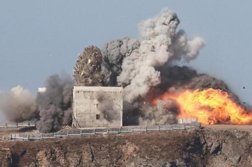 北 서해서 함대지 순항미사일 시험발사…트럼프 러브콜엔 침묵