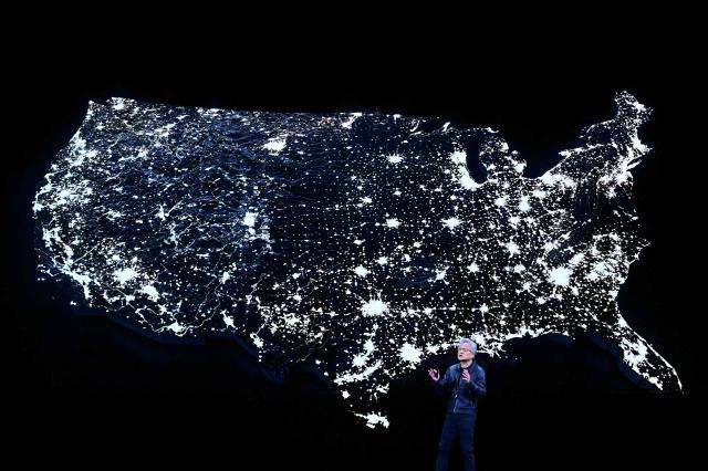 젠슨 황 엔비디아 최고경영자가 28일현지시간 미국 워싱턴에서 열린 개발자행사GTC에서 기조 발표를 하고 있다 사진AFP 연합뉴스