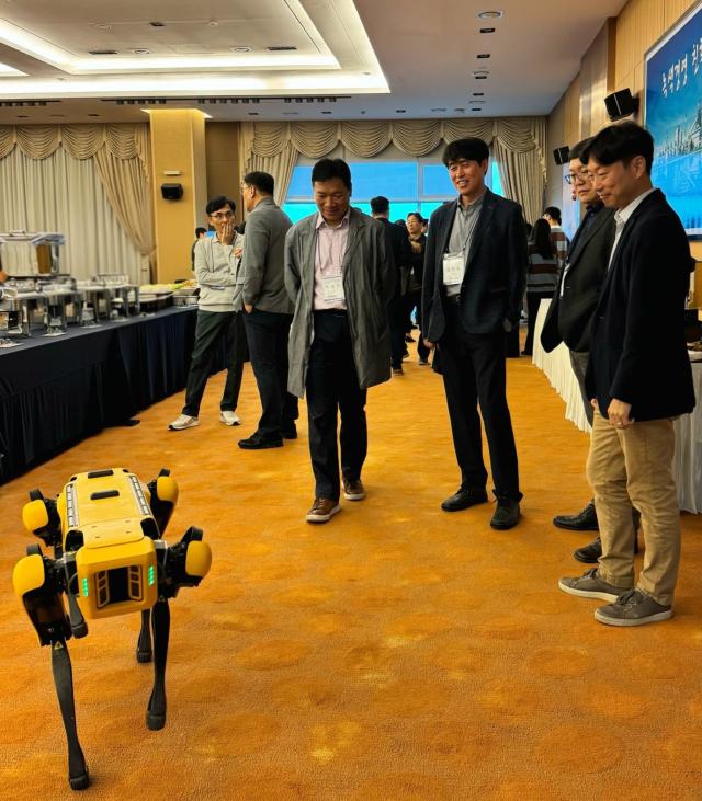 사진2 현대제철 임직원들이 보스턴다이나믹스의 4족 보행로봇 스팟SPOT 시연을 보고 있다jpg