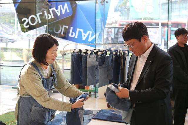 신한카드가 28일 사회적 취약계층의 안정적 수익 창출 지원을 통해 경제적 자립·착한 소비를 돕는 아름인 상생마켓을 실시했다 사진신한카드