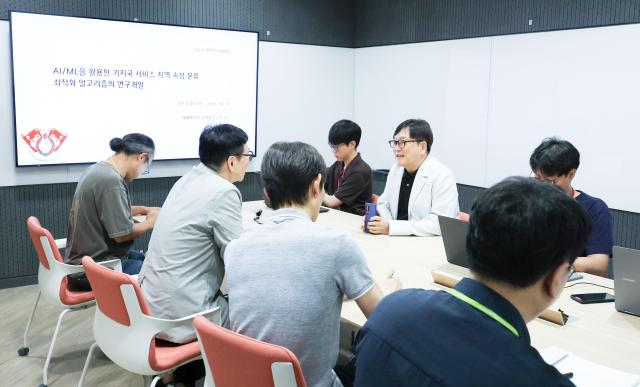 LG유플러스는 ‘경희대학교’와 손잡고 네트워크 트래픽 데이터가 발생한 지역의 특성을 판별하는 AI 모델을 개발했다고 29일 밝혔다 사진은 산학협력 과제로 LG유플러스 임직원과 경희대학교 연구원이 AI 모델 개발을 위해 회의하는 모습사진LG유플러스