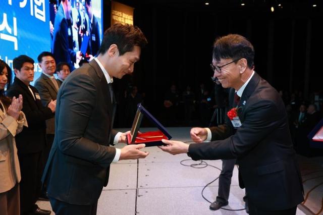 김명주 경상남도 경제부지사오른쪽가 쿠팡 CLS 곽형주 상무에게 표창을 수여하고 있다 사진쿠팡