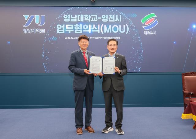 영남대와 영천시가 업무 협약을 체결하고 기념촬영 하고 있다왼쪽부터 최외출 총장 최기문 시장 사진영남대학교