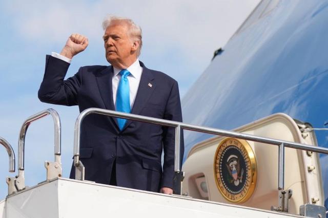US President Donald Trump boards Air Force One at Haneda Airport in Tokyo Japan on Oct 29 2025 AP-Yonhap