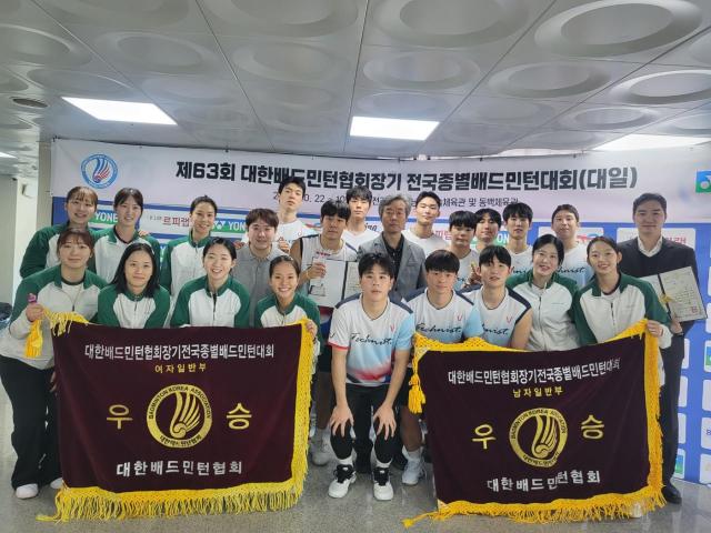 김천시청 배드민턴단이 제63회 대한배드민턴협회장기 전국종별대회 남녀 단체전을 석권하고 기념촬영 하고 있다 사진김천시