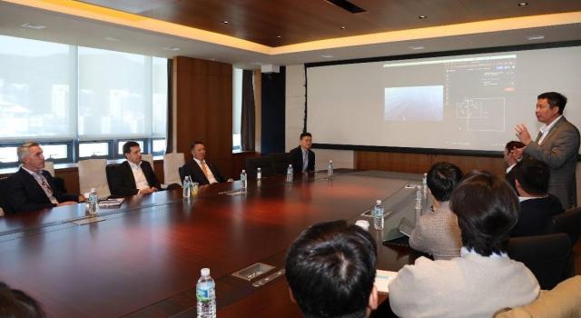 폴 르윈Paul Lwin 해벅AI CEO맨 오른쪽 발표자가 한화오션 거제사업장에서 한화 임직원들에게 하와이 앞 바다에 대기 중인 해벅AI 무인수상정을 원격 통제하는 기술 시연을 선보이고 있는 모습이다 사진한화그룹