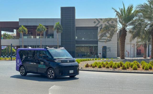 사우디아라비아 수도 리아드에서 로보택시는 미국 차량공유업체 우버Uber의 애플리케이션을 통해 이용할 수 있으며 5인승 미니밴형 다목적차량MPV ‘GXR’ 모델이 투입된다 사진위라이드 홈페이지