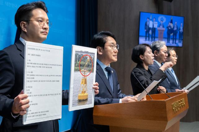 국회 국토교통위원회 소속 더불어민주당 의원들이 29일 기자회견을 열고 서울시의 한강버스 사고 은폐 의혹을 제기하고 있다 사진연합뉴스