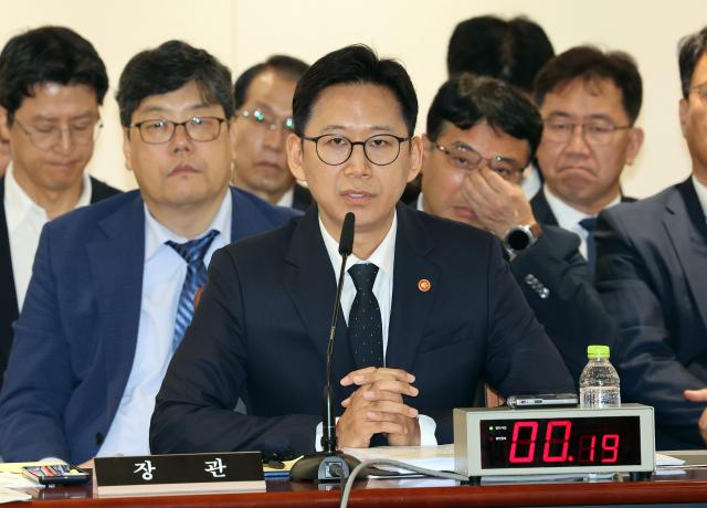 배경훈 부총리가 국감에서 답변을 하고 있다 사진연합뉴스