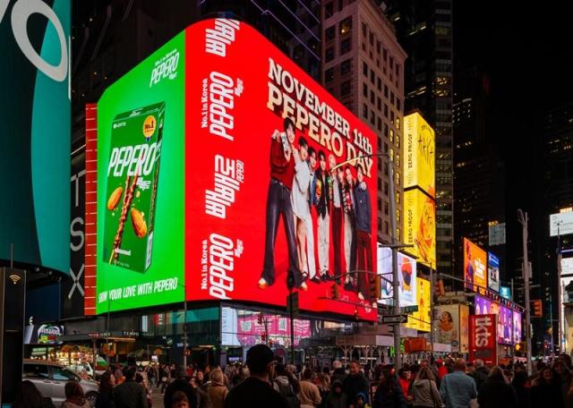 뉴욕 타임스스퀘어 ‘TSX 브로드웨이’ 빌딩에서 송출되고 있는 빼빼로데이 글로벌 마케팅 캠페인 영상 사진롯데웰푸드