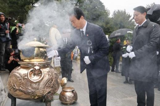권오을 장관, 호주 총리와 함께 유엔기념공원 참배