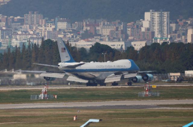 特朗普抵达金海国际机场 开启对韩国事访问