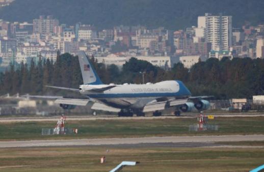 特朗普抵达金海国际机场 开启对韩国事访问