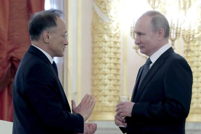 푸틴 대통령과 대화하는 이석배 주러대사 사진연합뉴스