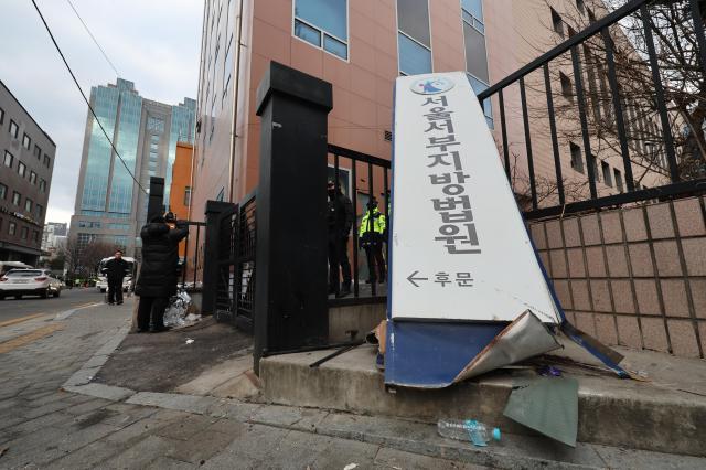 윤석열 대통령이 내란 우두머리 혐의로 구속되자 일부 윤 대통령 지지자들이 서울서부지방법원 내부로 난입해 불법폭력사태를 일으킨 19일 오전 서부지법 후문 현판이 파손돼있다 사진연합뉴스