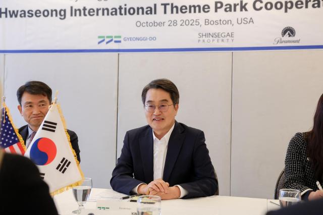 현지시간 28일 오전 김동연 경기도지사가 경기 서해안 관광벨트 거점으로 세계적 수준의 화성 국제테마파크 조성 본격화를 위해 관계자들과 회담을 하고있다 사진경기도