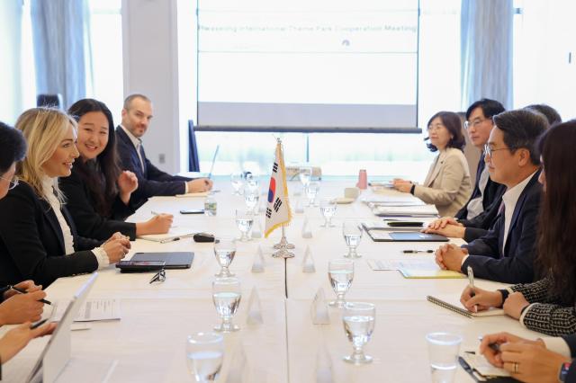 현지시간 28일 오전 김동연 경기도지사가 경기 서해안 관광벨트 거점으로 세계적 수준의 화성 국제테마파크 조성 본격화를 위해 관계자들과 회담을 하고있다 사진경기도