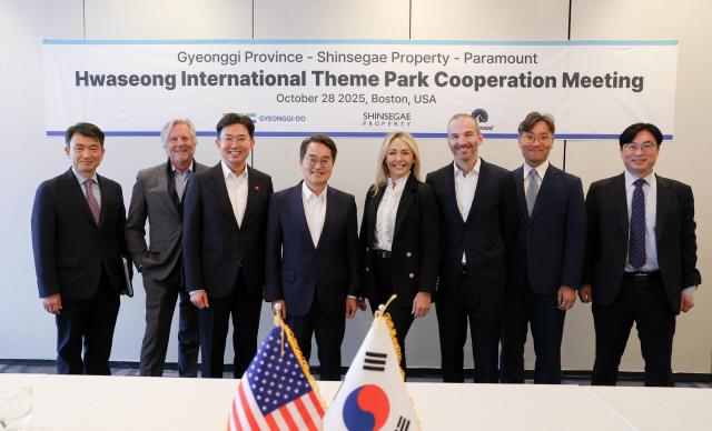 현지시간 28일 오전 김동연 경기도지사가 경기 서해안 관광벨트 거점으로 세계적 수준의 화성 국제테마파크 조성 본격화를 위해 관계자들과 회담을 마치고 기념촬영을 하고있다 사진경기도