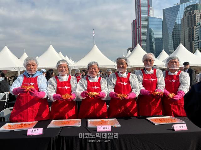 29일 열린 금융투자협회 '사랑의 김치 페어' 행사에서 기념사진을 찍는 모습. 왼쪽부터 윤병운 NH투자증권 대표이사, 최호권 영등포구청 구청장, 서유석 금융투자협회 회장, 황영기 초록우산 회장, 이순호 한국예탁결제원 사장, 김정각 한국증권금융 사장. [사진=정세은 기자]