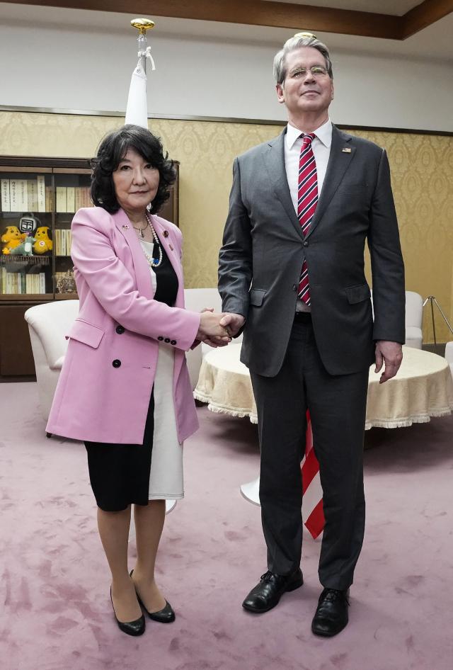 지난 27일 도쿄에서 만난 스콧 베선트 미 재무장관오른쪽과 가타야마 사츠키 일본 재무상사진지지통신AFP연합뉴스