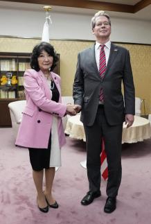 美, 日에 언제적 아베노믹스냐…엔저 속 日 금리인상 압박 커진다