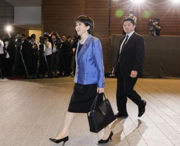 다카이치 사나에 일본 총리가 지난 21일 검은색 도트백을 들고 도쿄 총리 관저에 들어서고 있다 사진일본 총리 관저 홈페이지