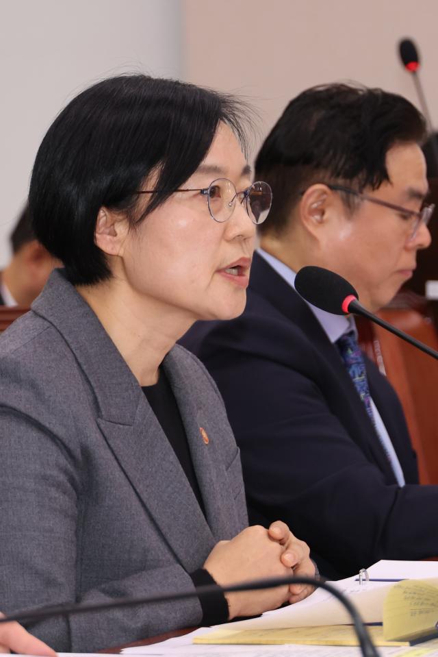 한성숙 중소벤처기업부 장관이 29일 국회에서 열린 산업통상자원중소벤처기업위원회의 중기부 등에 대한 종합 국정감사에서 위원 질의에 답하고 있다 사진연합뉴스