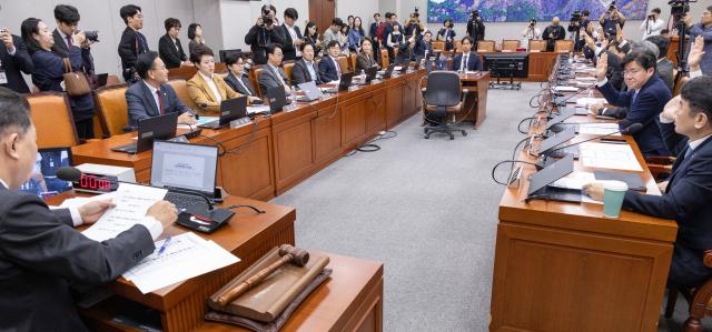 29일 국회에서 열린 운영위원회 전체 회의에서 2025년도 국정감사 기관 증인 채택의 건을 두고 더불어민주당 등 의원들이 찬성 의사를 밝히고 있다 