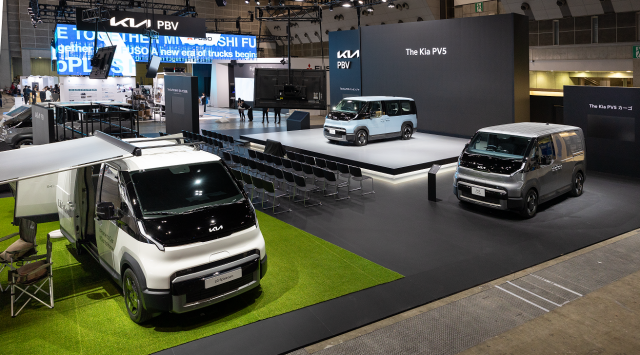 2025 재팬모빌리티쇼 기아관 전경 왼쪽부터 PV5 슈필라움 글로우캐빈 PV5 패신저 PV5 카고사진기아