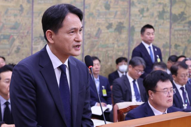 황성운 전 대통령실 문화체육비서관과 정용석 국립박물관문화재단 사장오른쪽이 29일 서울 여의도 국회에서 열린 문화체육관광위원회의 문화체육관광부 및 산하기관에 대한 종합감사에서 김건희 여사의 경복궁 근정전 어좌 착석과 관련한 질의에 답하고 있다 사진연합뉴스