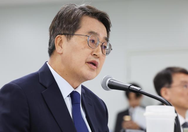 김동연 경기도지사가 지난 21일 경기도 수원시 영통구 경기도청에서 열린 국회 행정안전위원회의 경기도에 대한 국정감사에서 위원 질의에 답변하고 있다 사진연합뉴스